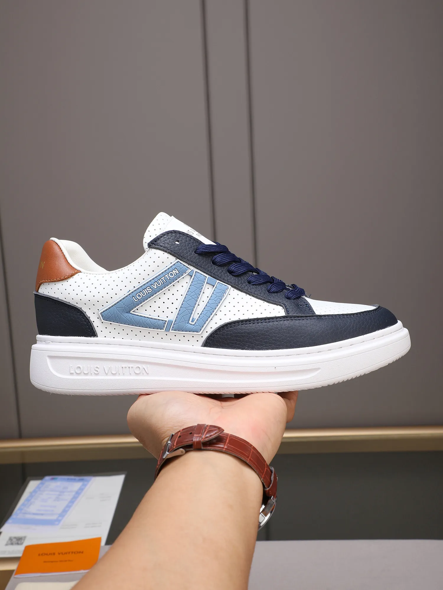 PP420 main model 👍👍👍2025 new LOUIS VUITTON [Luden Yiwei]——LV upper [Lv]🇮🇹Imported first-layer cowhide embossed🇩🇪Inside imported sheepskin lining ➕Non-slip and wear-resistant outsole. Every man's identity is reflected in his elegant and stable upper shoes🚶🏻🚶🏻📯 No matter the wind or rain, the shoe last remains unchanged and can stand the test of time🔍️. ——Code number: 38-44 (45 can be customized)